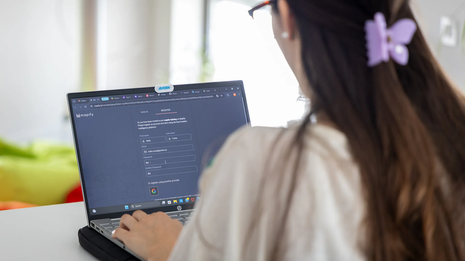 A wider view of the same session, showing Mario Sobral addressing a larger group of Junitec members in a modern kitchen area. Some participants stand, others lean on counters, listening as Mario gestures with his hand.